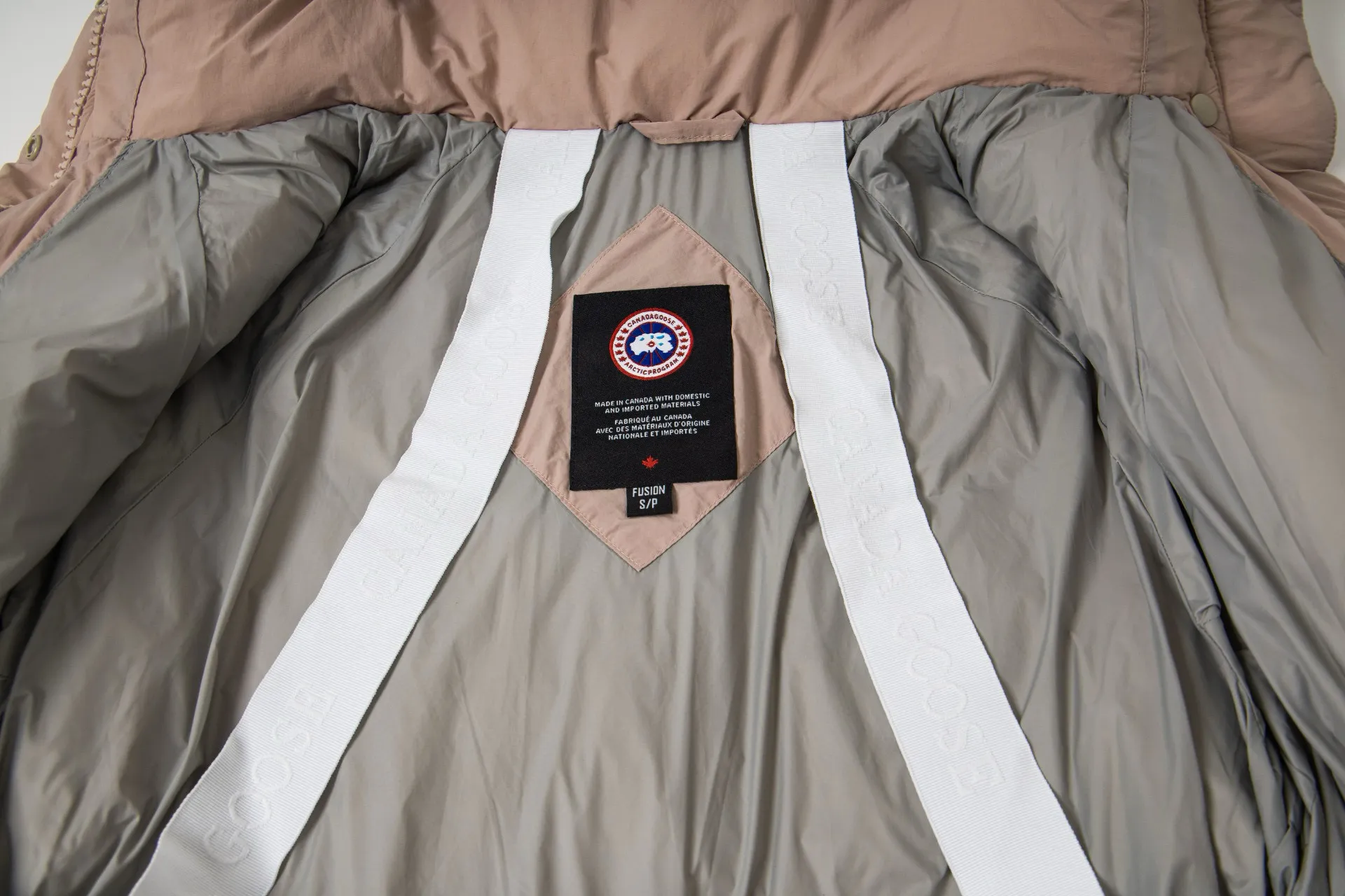 P770 model number: G124 Canada Goose PASTELS series new Parker couple's hooded down jacket 1️⃣The fabric is made of soft EnduraLuxe fabric, which enhances the durability of easy-to-wear parts, is lightweight and durable; the inner liner is made of anti-velvet gallbladder, which is comfortable and soft without velvet. It has a detachable hood, can be adjusted in two directions, and is also filled with down, which brings greater softness and wrapping around the head and neck, and is full of warmth. This parka features white trim on the back and sides, and the hardware locks are all original and custom-made to match the muted fabric color. Goose label: The official website’s new series of silicone material labels, non-embroidery labels. 2️⃣It is very youthful and energetic, and can be easily worn by both men and women. It is very in line with the fashion aesthetic concepts of today's young people! 3️⃣ A full set of customized accessories, complete with three standards, same style for men and women, a must-have for couples! Color: black, white, pink, stone gray, water-soluble blue Size: XS, S, M, L